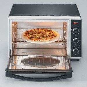 Eine knusprige Pizza im Mini-Backofen zubereiten Pizza im Mini-Backofen